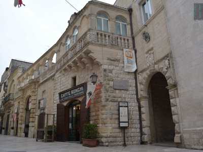 L'Universit� era ubicata nel cinquecentesco Palazzo Prelatizio, di corso Federico II di Svevia. L'edificio, oggi "casa" della diocesi locale, � facilmente riconoscibile per via dell'elegante balconata presente al primo piano